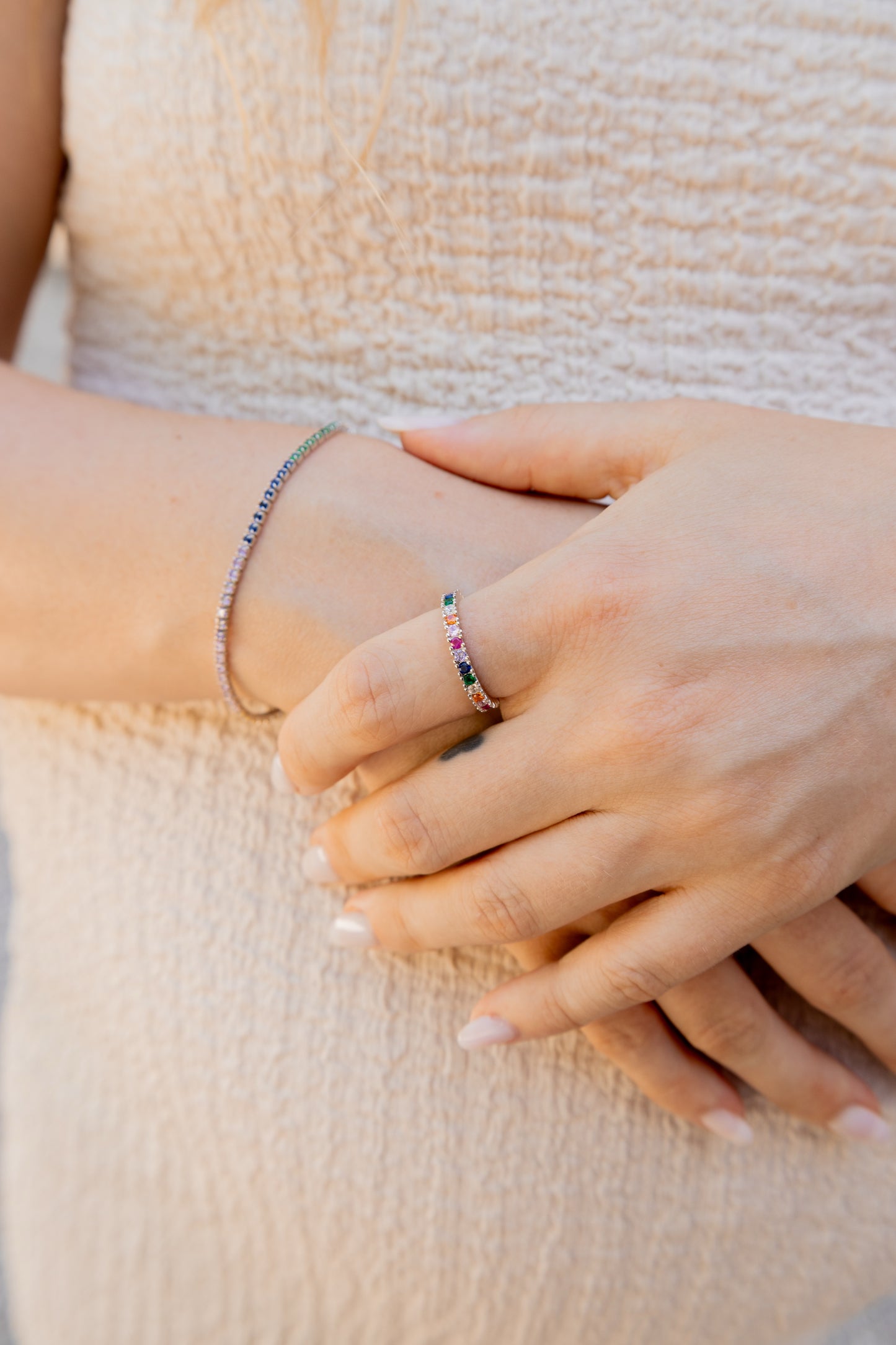 Schimmernder Regenbogen-Ring aus 925 Silber und mit Zirkonia-Steinen