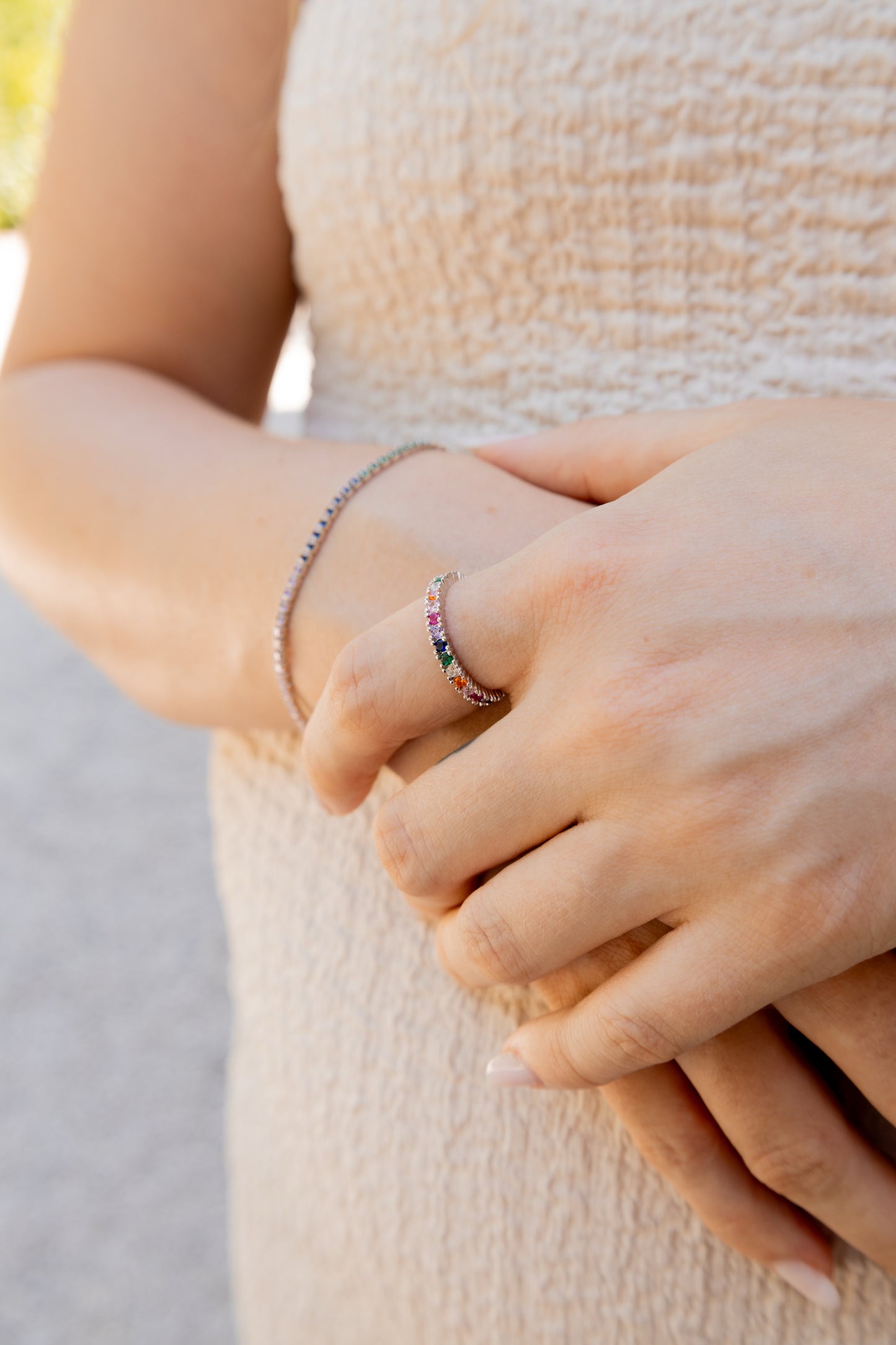 Schimmernder Regenbogen-Ring aus 925 Silber und mit Zirkonia-Steinen