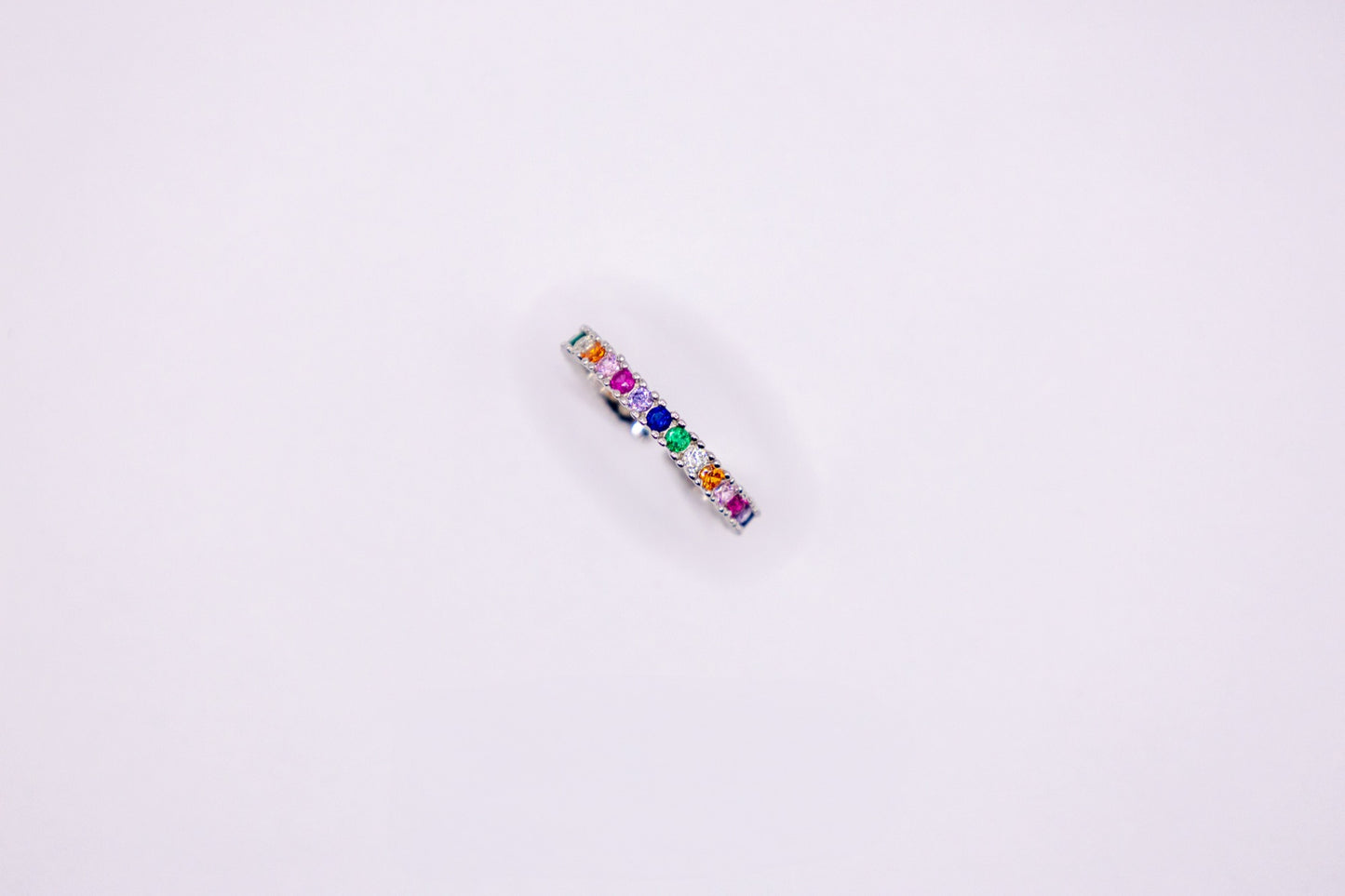 Schimmernder Regenbogen-Ring aus 925 Silber und mit Zirkonia-Steinen