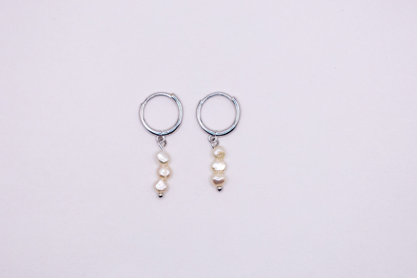 Hängende Ohrringe mit drei Perlen – 925 Silber und filigranes Design