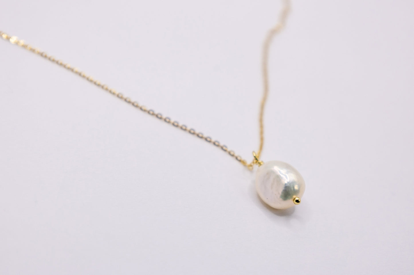 Elegante Goldkette mit großer Perle