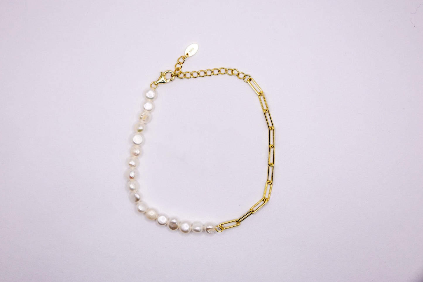 Elegantes vergoldetes Perlenarmband