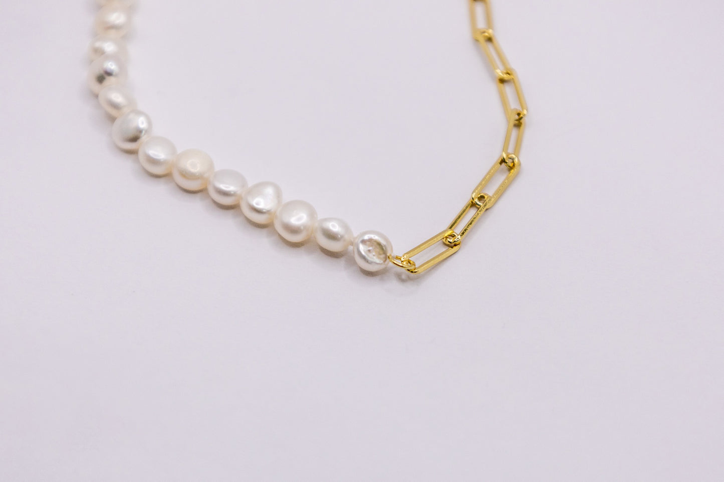 Elegantes vergoldetes Perlenarmband