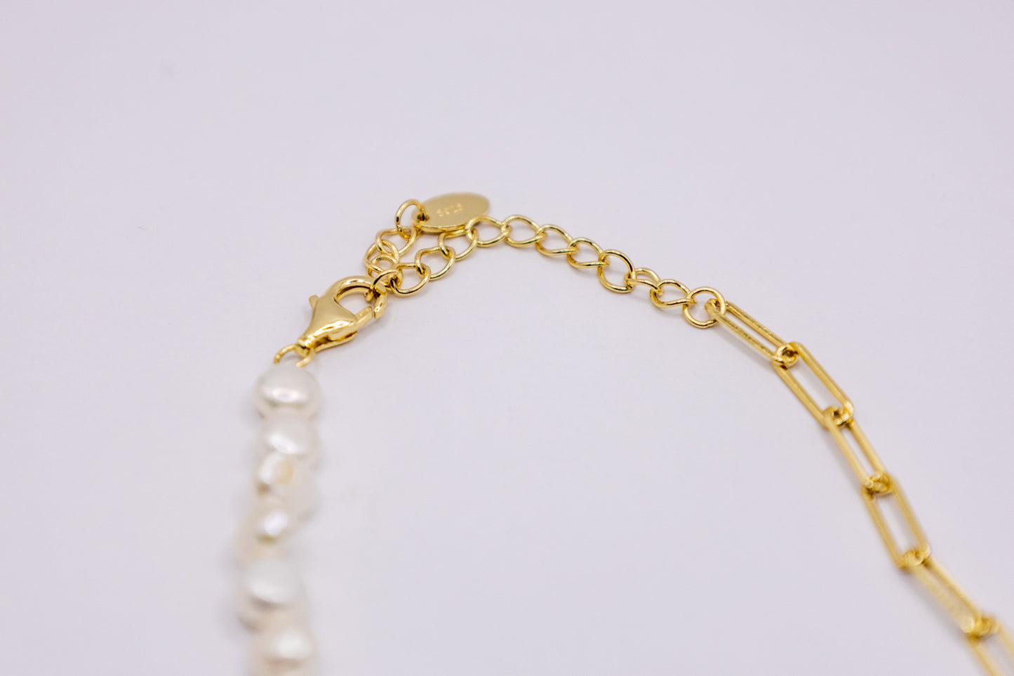 Elegantes vergoldetes Perlenarmband