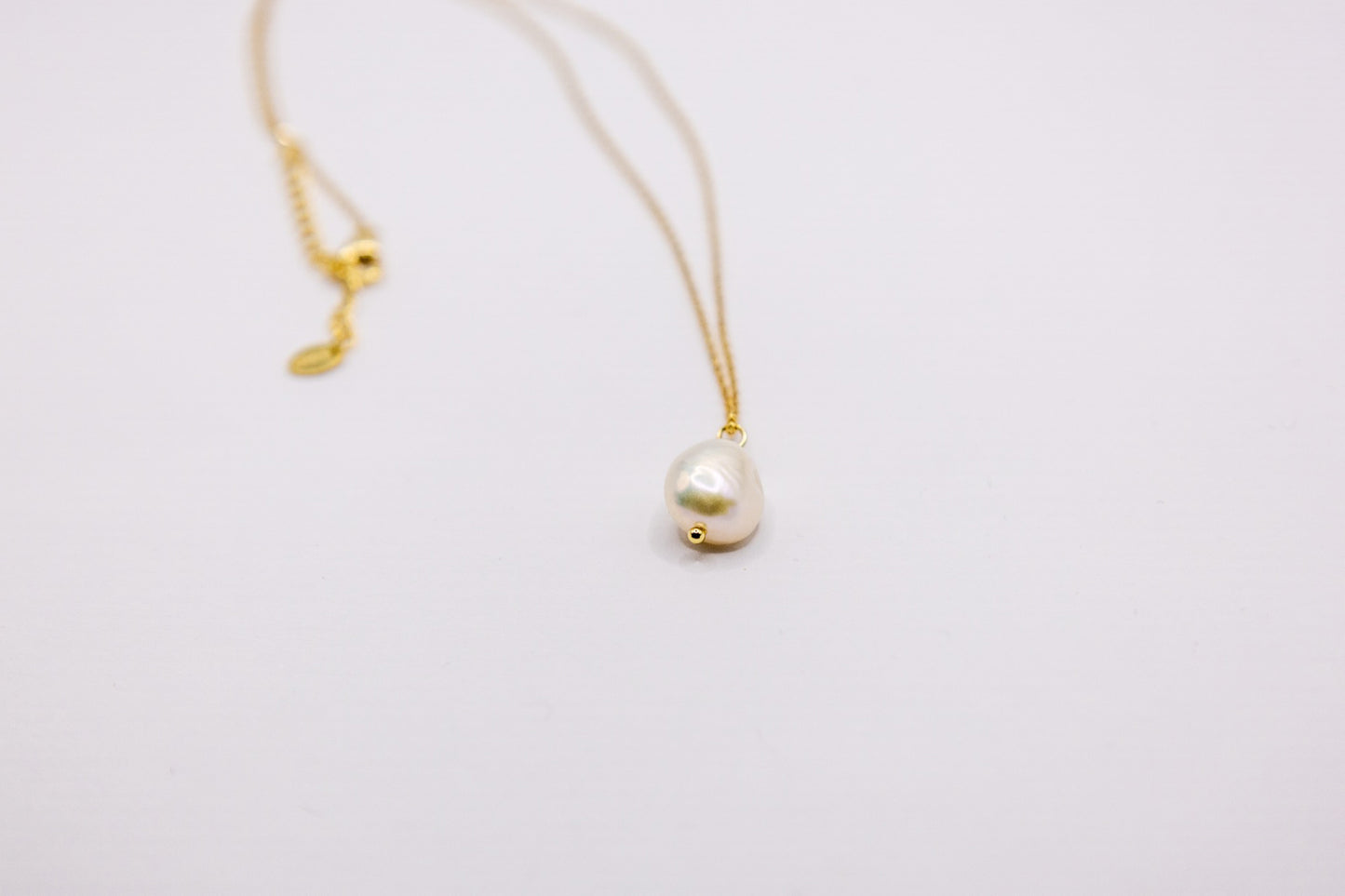 Elegante Goldkette mit großer Perle