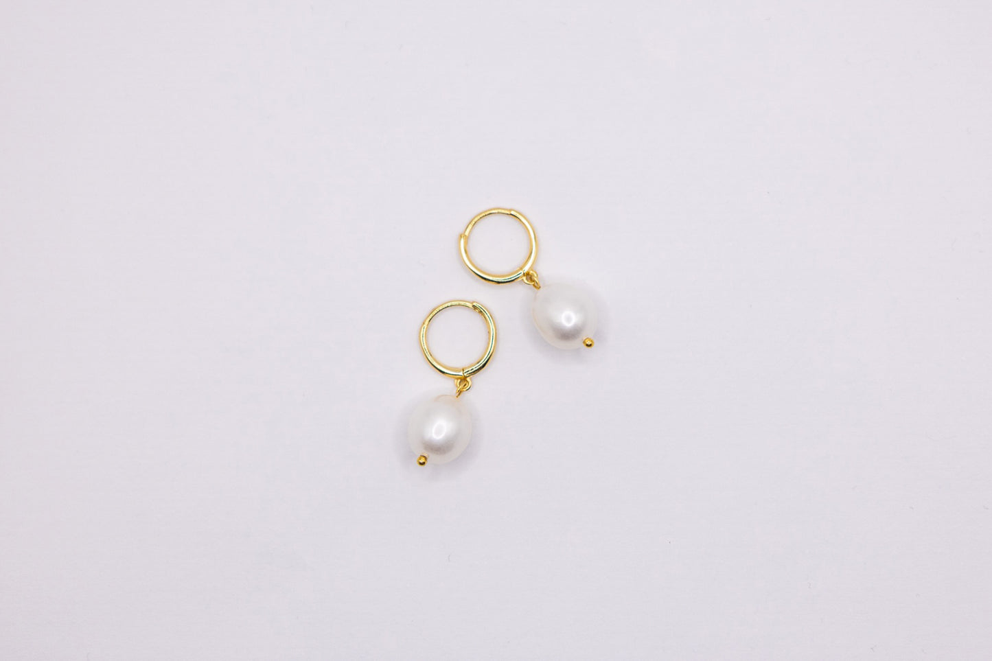 Elegante vergoldete Ohrringe mit großer Perle