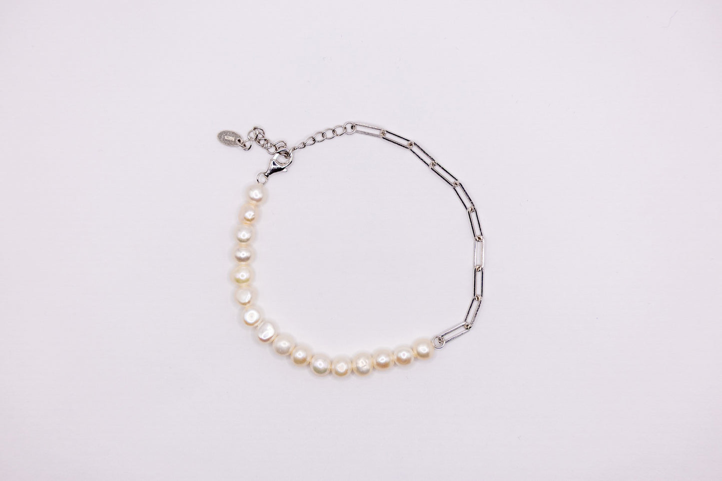 Elegantes Perlen-Armband – Schimmernde Perlen mit feinem silbernen Kettenverschluss