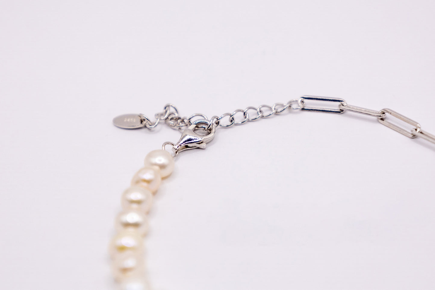Elegantes Perlen-Armband – Schimmernde Perlen mit feinem silbernen Kettenverschluss
