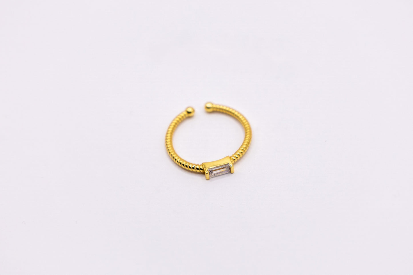 Reduzierter vergoldeter Ring mit Zirkonia-Stein