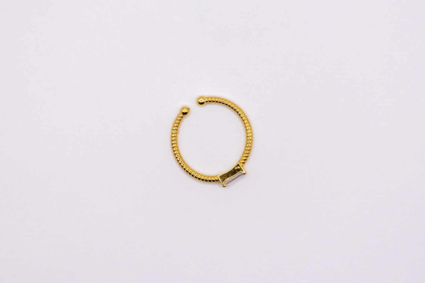Reduzierter vergoldeter Ring mit Zirkonia-Stein