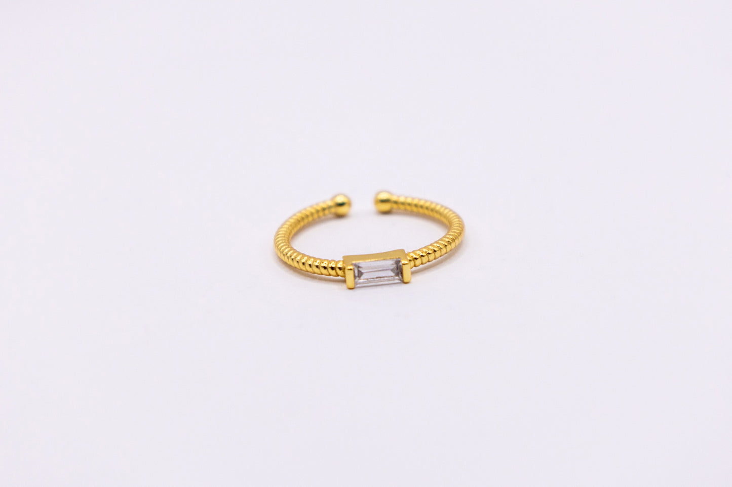 Reduzierter vergoldeter Ring mit Zirkonia-Stein