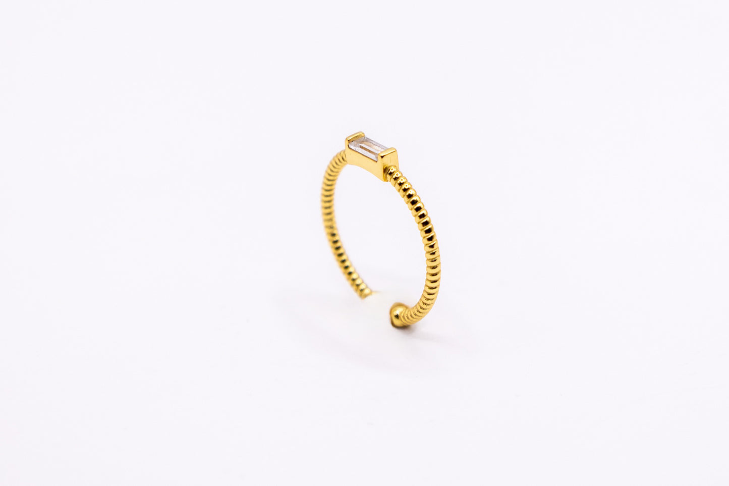 Reduzierter vergoldeter Ring mit Zirkonia-Stein