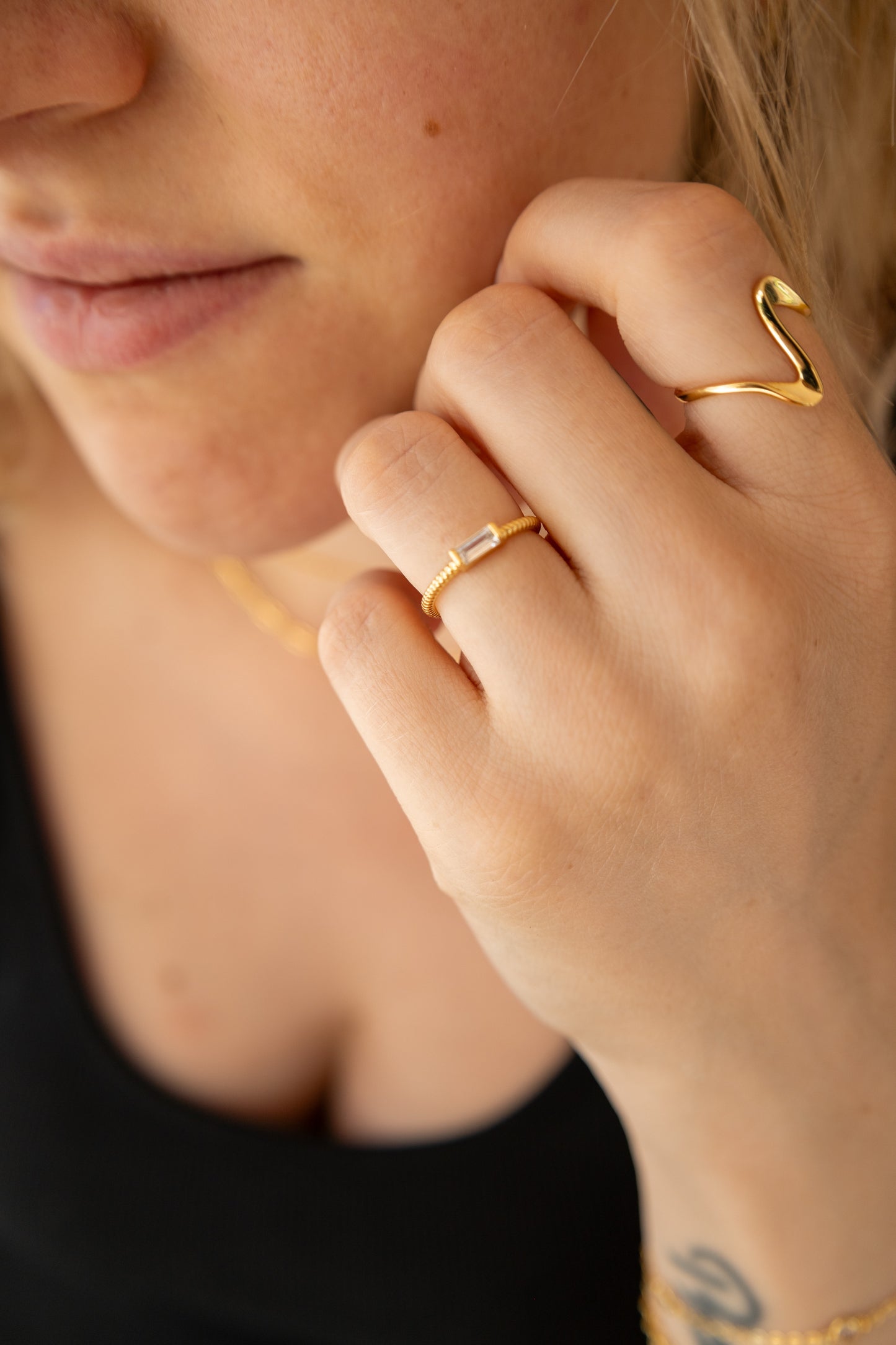 Reduzierter vergoldeter Ring mit Zirkonia-Stein