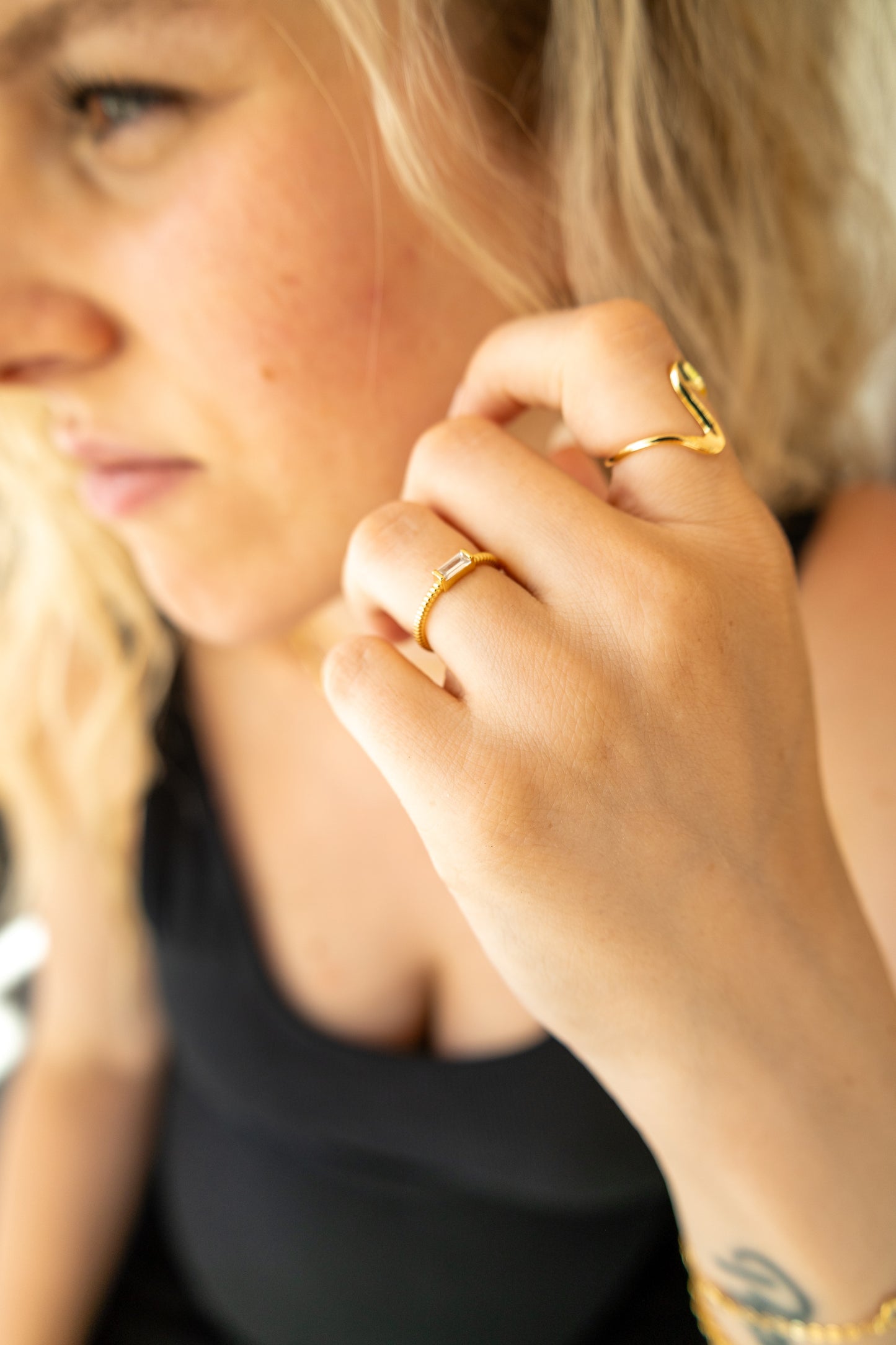 Reduzierter vergoldeter Ring mit Zirkonia-Stein