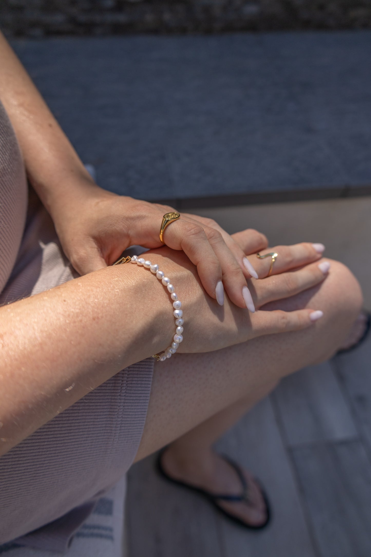 Elegantes vergoldetes Perlenarmband