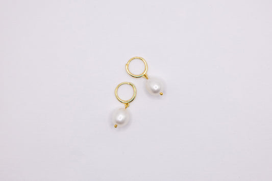 Elegante vergoldete Ohrringe mit großer Perle
