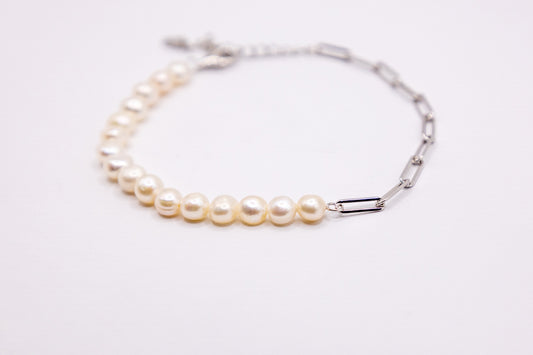Elegantes Perlen-Armband – Schimmernde Perlen mit feinem silbernen Kettenverschluss